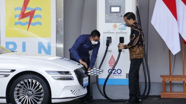 Presiden RI Joko Widodo saat meninjau stasiun pengisian kendaraan listrik umum (SPKLU) dengan tipe ultra fast charging, pertama di Indonesia. Sabtu, (26/3/2022). Perhatikan pula Genesis G80 electrified yang diisi ulang baterainya (ANTARA/HO)
