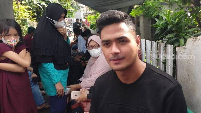 Ricky W. Miraza teman dekat Kalina Oktarani di rumah duka kawasan Ciputat [Suara.com/Rena Pangesti]