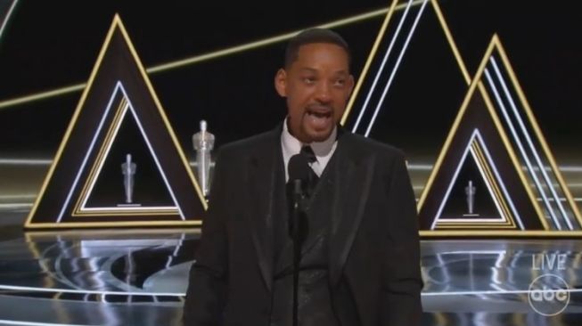 Will Smith saat menerima penghargaan Aktor Terbaik di ajang Piala Oscar 2022, Minggu (27/3/2022) malam. [ABC]