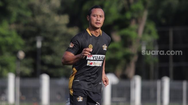 Pemain Selebritis FC Atep Ahmad Rizal mengikuti sesi latihan di Lapangan ABC, Kompleks Gelora Bung Karno, Jakarta, Senin (28/3/2022). [Suara.com/Angga Budhiyanto]