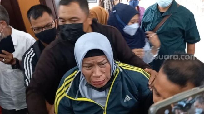 Agustin salah satu korban Olivia Nathania mengamuk setelah putri Nia Danianty itu cuma divonis tiga tahun penjara di Pengadilan Negeri Jakarta Selatan, Senin (28/3/2022). [Adiyoga Priyambodo/Suara.com]