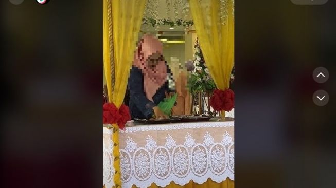 Bikin Geleng-geleng Kepala, Viral Emak-emak Bungkus Kue di Acara Pernikahan Sampai Habis Tak Bersisa!