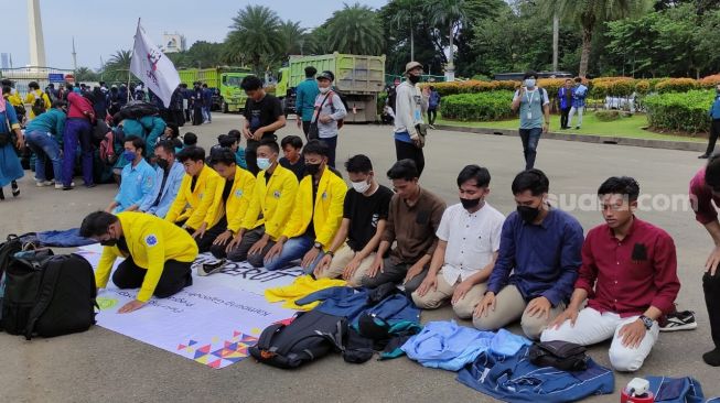 Geruduk Istana Demo Tolak Pemilu Ditunda, Massa BEM SI Gelar Salat Berjemaah di Jalanan