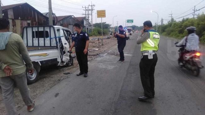 Truk Versus Pikap di Pantura Gresik, Dua Korban Tewas