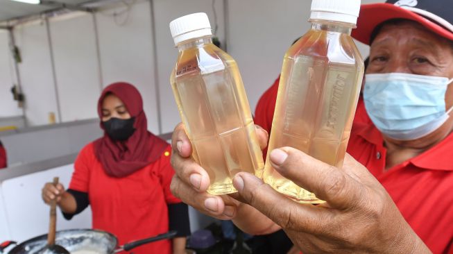 Kader Partai Demokrasi Indonesia Perjuangan (PDIP) melakukan demo masak tanpa minyak goreng di Sekolah Partai PDIP, Lenteng Agung, Jakarta, Senin (28/3/2022). .ANTARA FOTO/Aditya Pradana Putra