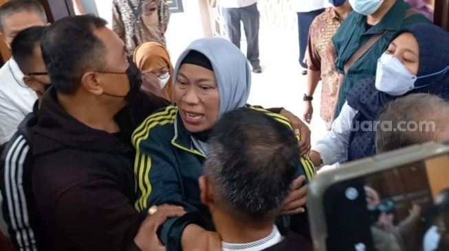 Agustin salah satu korban Olivia Nathania mengamuk setelah putri Nia Danianty itu cuma divonis tiga tahun penjara di Pengadilan Negeri Jakarta Selatan, Senin (28/3/2022). [Adiyoga Priyambodo/Suara.com]