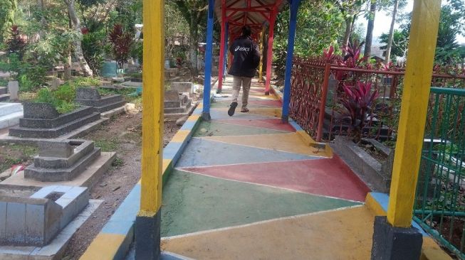 Makam di Bandung Ini Dicat Warna-warni, Biar Setan Gak Betah?