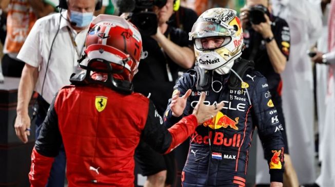 Pebalap tim Red Bull Max Verstappen menyapa pebalap Ferrari Charles Leclerc setelah menjuarai Grand Prix Arab Saudi di Sirkuit Jeddah Corniche, Jeddah. (27/3/2022) (ANTARA/REUTERS/HAMAD I MOHAMMED).