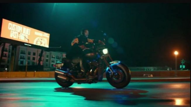 Will Smith kendarai Harley-Davidson softail (spotern)