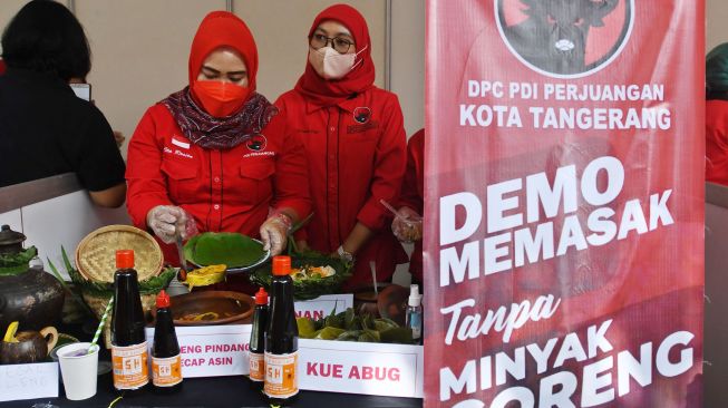 Kader Partai Demokrasi Indonesia Perjuangan (PDIP) melakukan demo masak tanpa minyak goreng di Sekolah Partai PDIP, Lenteng Agung, Jakarta, Senin (28/3/2022). .ANTARA FOTO/Aditya Pradana Putra