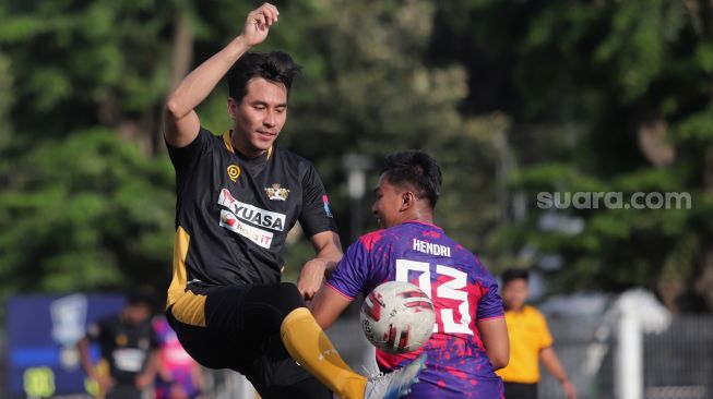 Darius Sinathrya Dituding Dukung LGBT Gegara Ban Kapten Selebritis FC Berwarna Pelangi