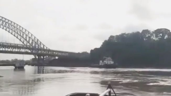 Viral, Sebuah Tongkang Tersangkut di Jembatan Sungai Mahakam Samarinda, Netizen: Apa gak Berbahaya?