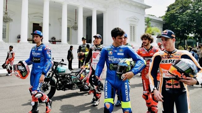 Tim Suzuki Ecstar, Alex Rins (kiri) dan Joan Mir (tengah) bersama para rider MotoGP 2022 saat berada di Istana Merdeka, Jakarta menjelang konvoi Parade MotoGP 2022 Jakarta [Biro Sekretariat Presiden RI/Lukas].