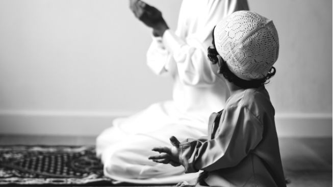 Ramadhan Waktu Mulia Mendidik Anak, 5 Tips Anak Rajin Salat