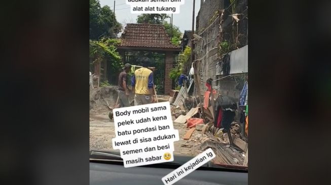 Curhat pemobil punya tetangga rese, jalan akses menuju rumahnya tertutup material bangunan (TikTok)