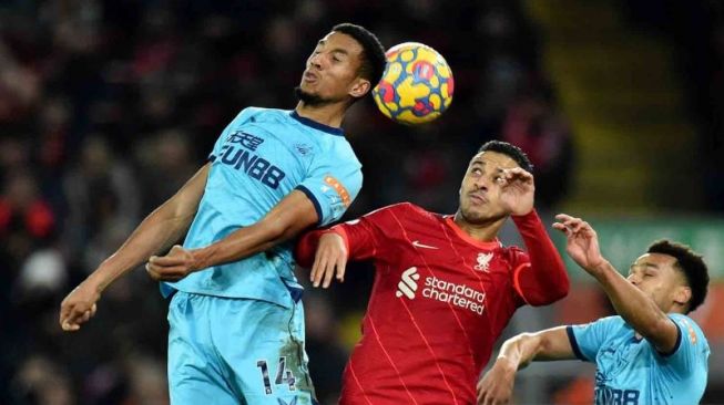 Pemain Newcastle United Isaac Hayden berebut bola di udara dengan pemain Liverpool Thiago Alcantara pada pertandingan lanjutan Liga Inggris di Anfield, Liverpool, Inggris, Jumat (17/12/2021). Liverpool meraih kemenangan 3-1 atas Newcastle United. ANTARA FOTO/REUTERS/Peter Powell/rwa.