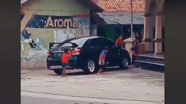 Toyota Vios jadi wahana bermain bocil (TikTok)