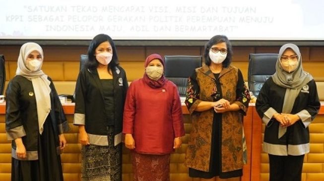 Ki-ka: Lis Dedeh Sekjen KPPI, Kanti W. Janis Ketua Presidium KPPI, Diah Pitaloka Ketua Presidium KPP-RI, Lenny Rosalin Deputi Kesetaraan Gender KPPPA, Saniatul Lativa Presidium KPPI.