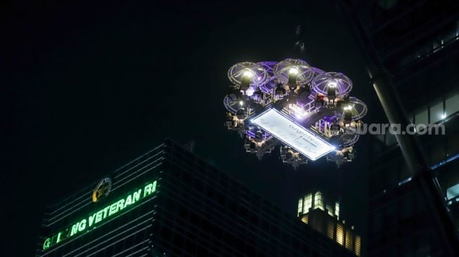 Crane atau alat berat mengangkat restoran Lounge In The Sky Indonesia ke ketinggian 50 meter di Setiabudi, Jakarta Selatan, Selasa (29/3/2022). [Suara.com/Alfian Winanto]