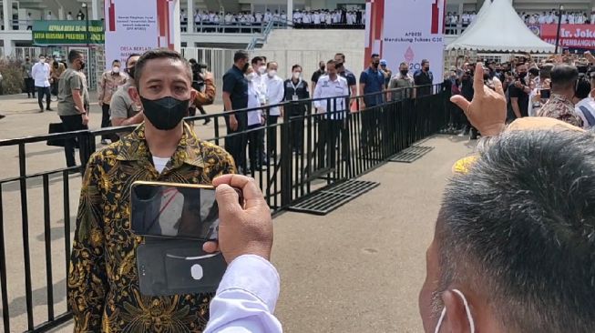 Jokowi Bagi-Bagi Kaus Gratis ke Peserta Silatnas Apdesi, Perangkat Desa: Pak, Tiga Periode, Pak