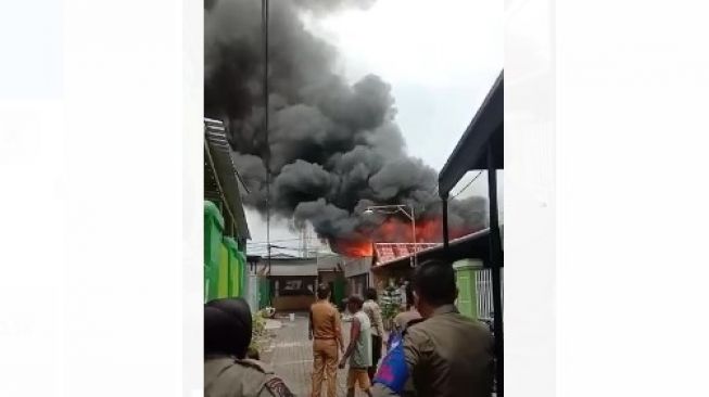 Tolak Eksekusi dan Dilelang Bank, Warga Makassar Bakar Rumah Sendiri