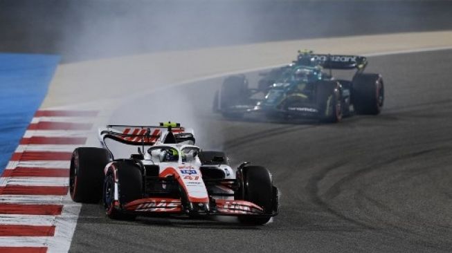 Pebalap tim Haas Mick Schumacher saat latihan pada Grand Prix Bahrain, 20 Maret 2022. [AFP]