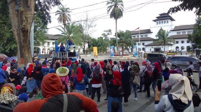 Sudah Mau Puasa Lagi tapi THR Tahun Lalu Belum Juga Dibayar, Ratusan Buruh PT Masterindo Geruduk Gedung Sate