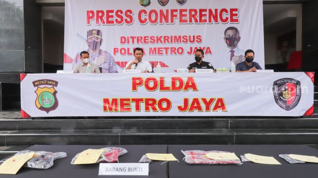 Polisi menampilkan barang bukti saat pengungkapan kasus pornografi dengan tersangka Dea OnlyFans di Polda Metro Jaya, Jakarta Selatan, Selasa (29/3/2022). [Suara.com/Alfian Winanto]