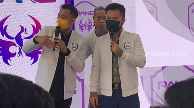 Raffi Ahmad dan Rudy Salim di acara Superstar Announcement RANS Cilegon FC di kantor Prestige Motorcars di kawasan Pluit, Jakarta, Selasa (29/3/2022). [Adiyoga Priyambodo/Suara.com]