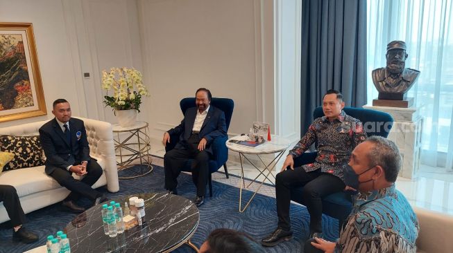 Ketua Umum DPP Partai Demokrat Agus Harimurti Yudhoyono (AHY) saat menemui Ketum Partai Nasional Demokrat (NasDem) Surya Paloh Kantor DPP Partai NasDem, Jakarta Pusat, Selasa (29/3/2022). (Suara.com/Bagaskara)