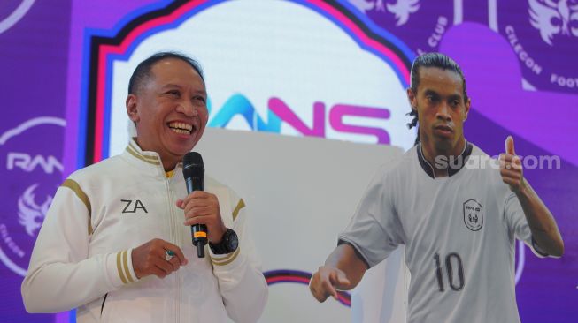 Menteri Pemuda dan Olahraga Zainudin Amali memberikan sambutan saat acara "Superstar Announcement RANS Cilegon FC" di kantor Prestige Motorcars, Pluit, Jakarta, Selasa (29/3/2022). [Suara.com/Angga Budhiyanto]