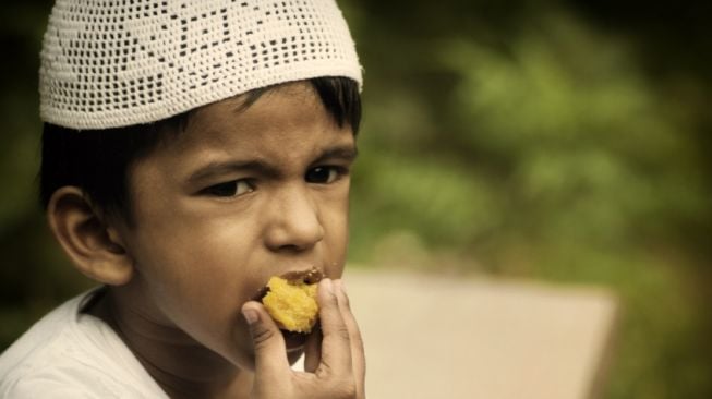 4 hal yang Bisa Dilakukan Orang Tua dalam Melatih Anak Berpuasa