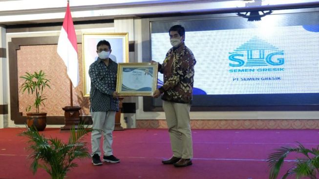 Semen Gresik Terima PWI Jateng Award sebagai Perusahaan Terbaik dalam Pemberdayaan UMKM