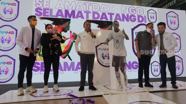 Dari kiri ke kanan: Raffi Ahmad, Nagita Slavina, Menteri Pemuda dan Olahraga Zainudin Amali, Ketua Umum PSSI Mochamad Iriawan, dan Rudy Salim menunjukkan replika pemain Timnas Brasil Ronaldinho saat acara "Superstar Announcement RANS Cilegon FC" di kantor Prestige Motorcars, Pluit, Jakarta, Selasa (29/3/2022). [Suara.com/Angga Budhiyanto]