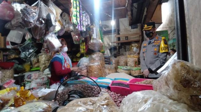 Ketua Satgas Pangan Kabupaten Malang sidak ketersediaan minyak goreng di Pasar Kepanjen, Selasa (29/3/2022). [Suara.com/Bob Bimantara Leander]