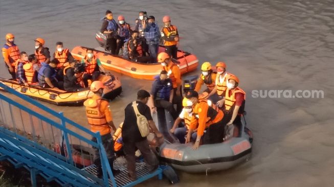 Sore-sore, Ganjar Pranowo dan Gibran Susur Sungai Bengawan Solo, Sampah Masih Banyak dan Airnya Kotor