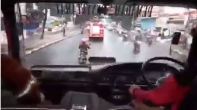 Depan Belakang Mobil Damkar, Emak-Emak Pemotor Ogah Menyingkir Kasih Jalan Meski Diklakson dan Dibunyikan Sirine