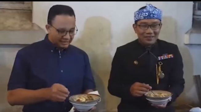 Anies Baswedan dan Ridwan Kamil makan bubur bareng. [Instagram/aniesbaswedan]