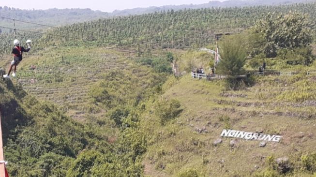 Dua Pasang Pengantin Asal Jogja Menikah di Goa Ngingrong, Pakai Flying Fox hingga Menuruni Lembah Sedalam 70 Meter