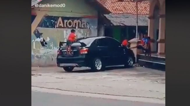 Toyota Vios jadi wahana bermain bocil (TikTok)