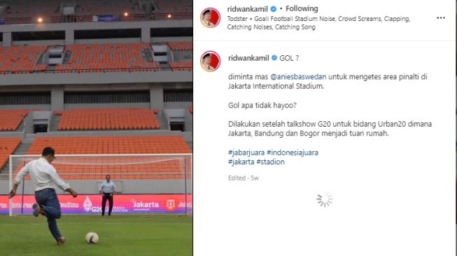 Ridwan Kamil dan Anies Baswedan main bola bareng. [Instagram/ridwankamil]