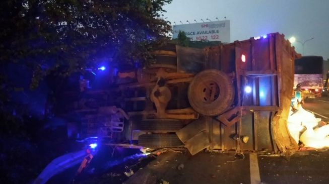 Kecelakaan Bus dan Truk di Tol Jakarta-Cikampek Arah Jatiasih, Arus Lalu Lintas Tersendat