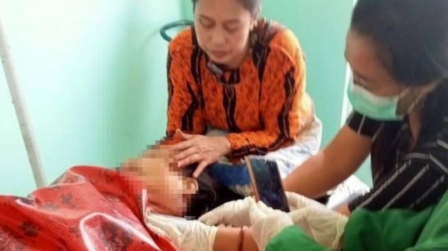 Warga Dengar Suara Minta Tolong Dalam Kamar Mandi, Saat Diperiksa Seorang Anak Sedang Gorok Leher Ibunya