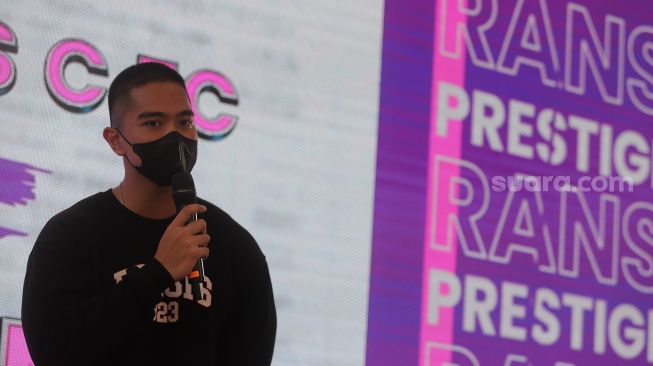 Kaesang Pangarep memberikan sambutan saat acara "Superstar Announcement RANS Cilegon FC" di kantor Prestige Motorcars, Pluit, Jakarta, Selasa (29/3/2022). [Suara.com/Angga Budhiyanto]