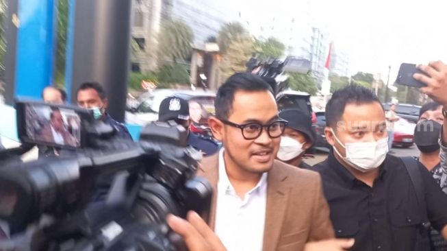 Gilang Widya Pramana alias Gilang Juragan 99 dicecar wartawan usai menghadiri acara Superstar Announcement RANS Cilegon FC di kawasan Jakarta Utara, Selasa (29/3/2022). [Adiyoga Priyambodo/Suara.com]
