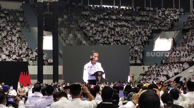 Presiden Joko Widodo atau Jokowi dalam acara Silaturahmi Nasional (Silatnas) Apdesi di Istora Senayan, Jakarta, Selasa (29/3/2022). [Suara.com/Ria Rizki Nirmala Sari]