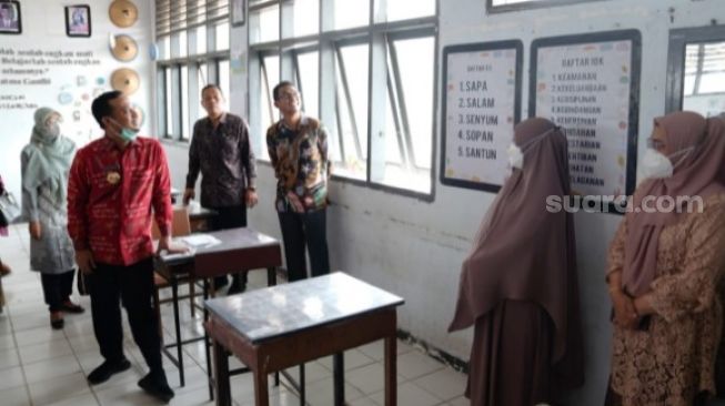 Gubernur Sulawesi Selatan Andi Sudirman Sulaiman berkunjung ke UPT SMA Negeri 1 Bone di Jalan Ternate Nomor 1, Jeppee, Kecamatan Tanete Riattang Barat, Senin (28/3/2022) [SuaraSulsel.id/Istimewa]