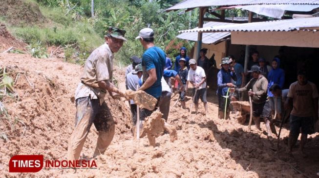 Desa Tinatar Pacitan Terlanda Longsor, Rumah dan Akses Jalan Tertutup Material Tanah