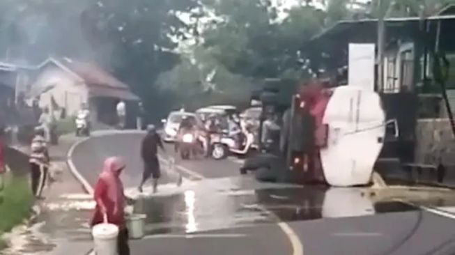 Viral, Warga Pungut Minyak Goreng di Jalanan saat Truk Tangki Pengankut Minyak Terguling