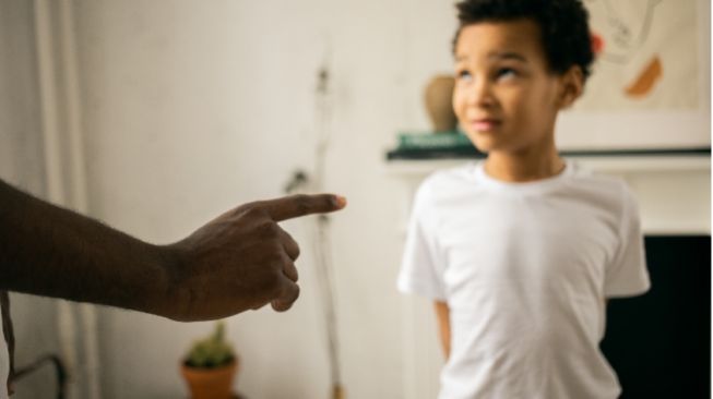 4 Hal yang Harus Dihindari Orang Tua dalam Mendidik Anak